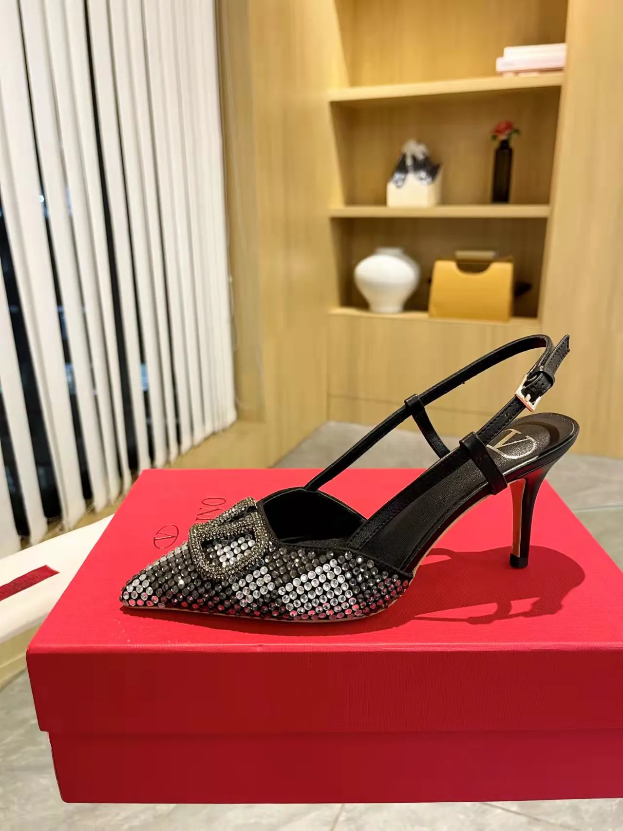 👟👟Ex-factory price 440👟👟 Genuine leather sole + 40 Kloesch diamond buckle Valentino.Valentino big v buckle single shoes ㊙️Latest series of counter genuine version with perfect details. Authentic products are made one to one. All details are consistent with genuine ones. The upper foot is very pedicure type. The key point is that it is very good and easy to control. It does not wear the feet and does not tire the feet. It is a walking artifact. The last shape is completely compared to the counter. The details are perfect. It is impossible to make such an exquisite product without the original version. Exclusive molded brass color. The highest version on the market. Fabric: imported sheepskin, lining and foot pads are all sheepskin. Color: 13 colors available. Sizes (34 to 42). Customized size 34 and 42. Non-returnable and non-exchangeable. Heel height: 7CM. Rubber sole. Genuine leather sole +40
